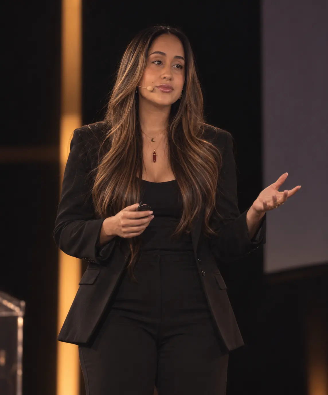 Diana Guevara hablando en el escenario